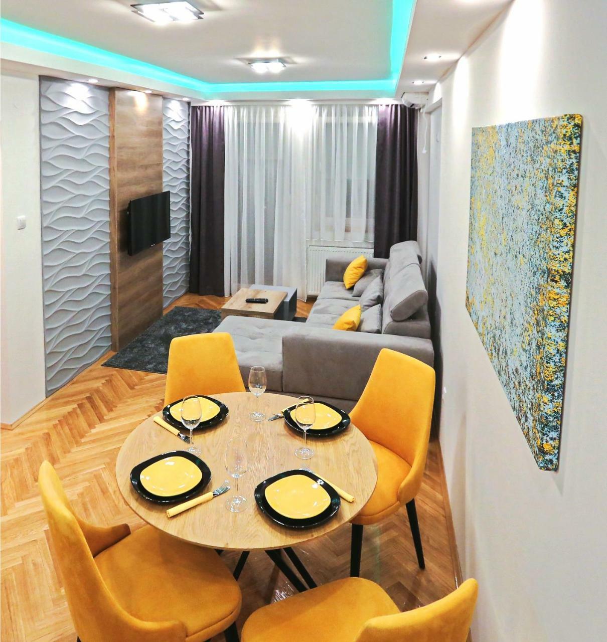 Jacuzzi Oasis Apartment โนวีซาด ภายนอก รูปภาพ