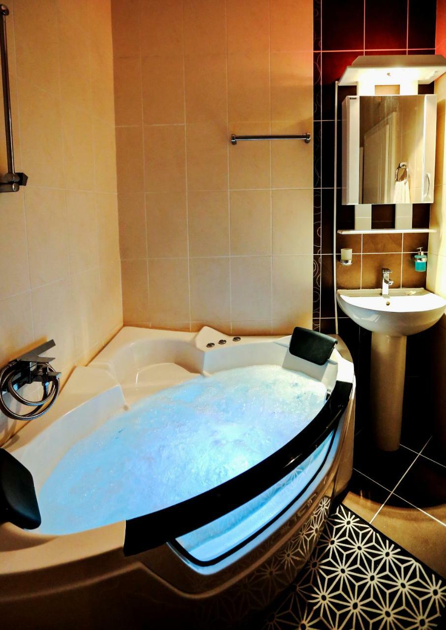 Jacuzzi Oasis Apartment โนวีซาด ภายนอก รูปภาพ