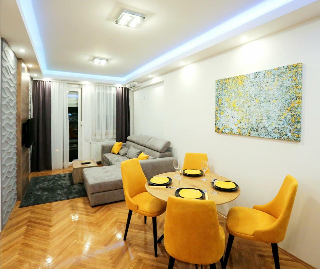 Jacuzzi Oasis Apartment โนวีซาด ภายนอก รูปภาพ